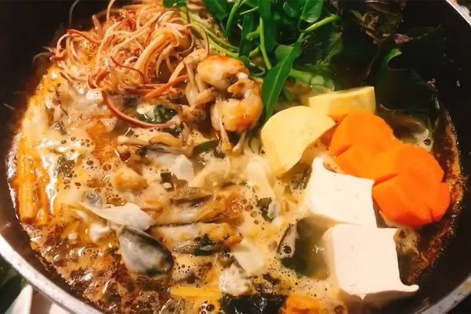 Nồi lẩu ếch chua ngọt đã hoàn thành, màu sắc bắt mắt