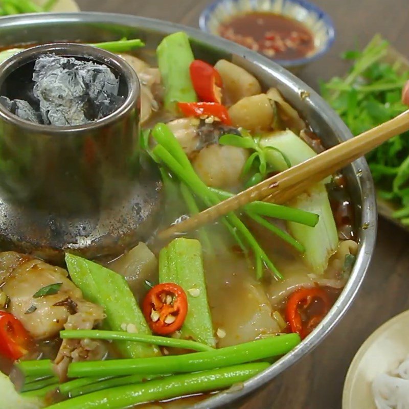 Nồi lẩu ếch măng cay nóng hổi trên bếp