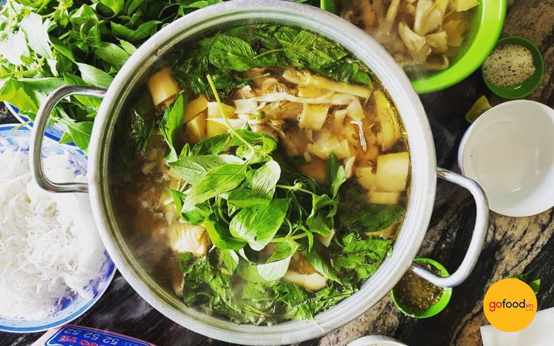 Nồi lẩu gà lá é Phú Yên thơm lừng, hấp dẫn khi thưởng thức