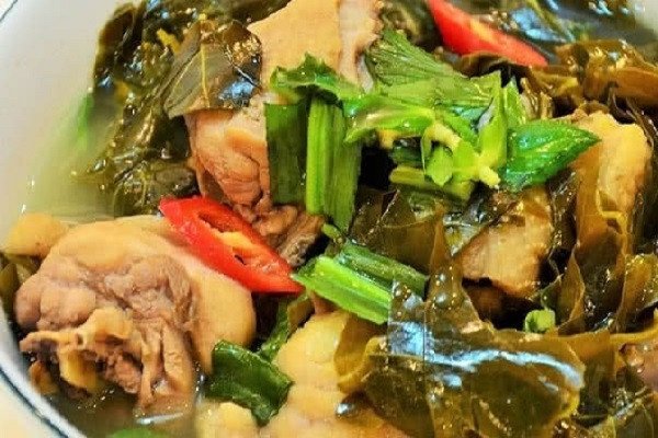 Nồi lẩu gà lá giang nóng hổi cùng các loại rau ăn kèm hấp dẫn