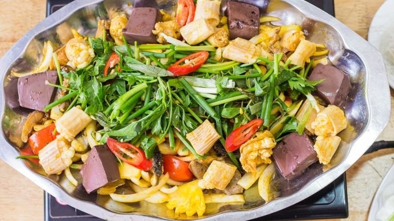 Nồi lẩu lòng bò thành phẩm bốc khói nghi ngút, hấp dẫn