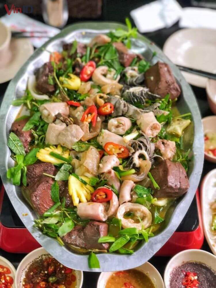 Nồi lẩu lòng lợn thơm lừng, hấp dẫn với màu sắc bắt mắt