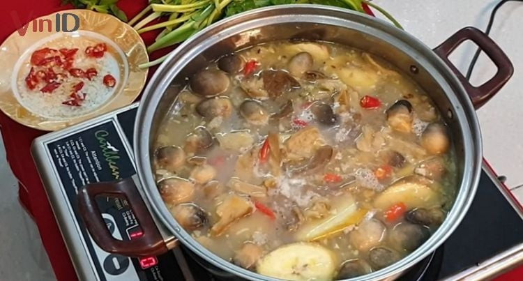 Nồi lẩu lòng nhúng mẻ với nước dùng chua thanh, hấp dẫn