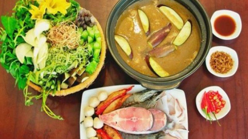 Nồi lẩu mắm cá linh hoàn chỉnh, thơm ngon và bắt mắt