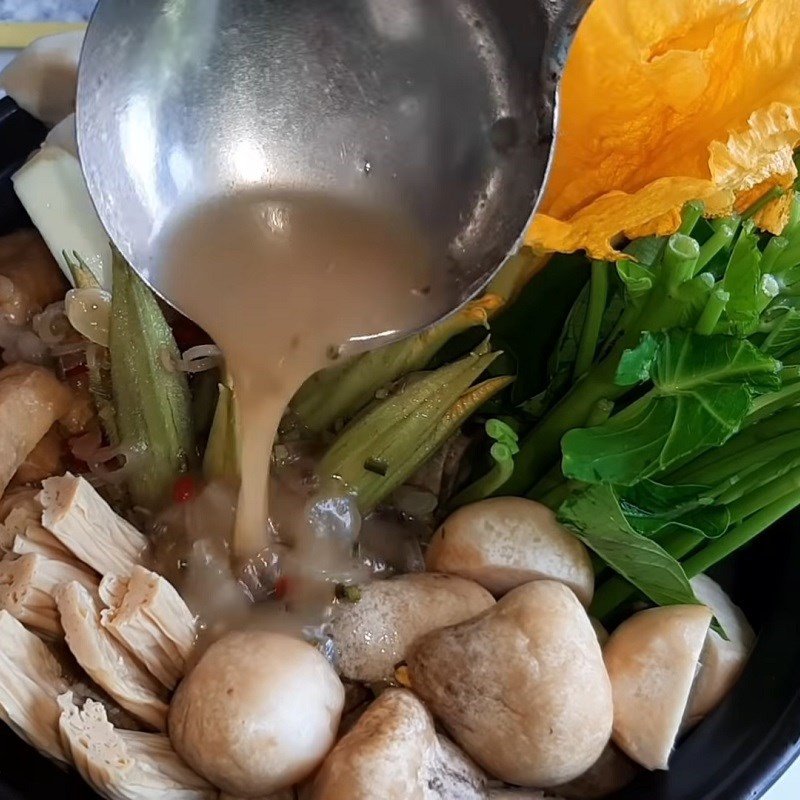 Nồi lẩu mắm chay nóng hổi, sẵn sàng cho bữa ăn