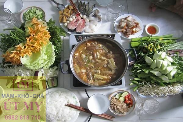 Nồi lẩu mắm miền Tây thơm lừng với cá, tôm, mực và rau sống, minh họa cho cách nấu lẩu mắm ngon chuẩn vị