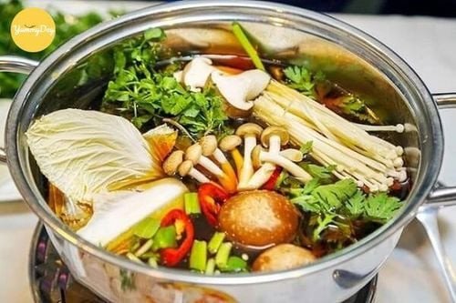 Nồi lẩu nấm gà thơm ngon, bốc khói nghi ngút cho bữa ăn gia đình