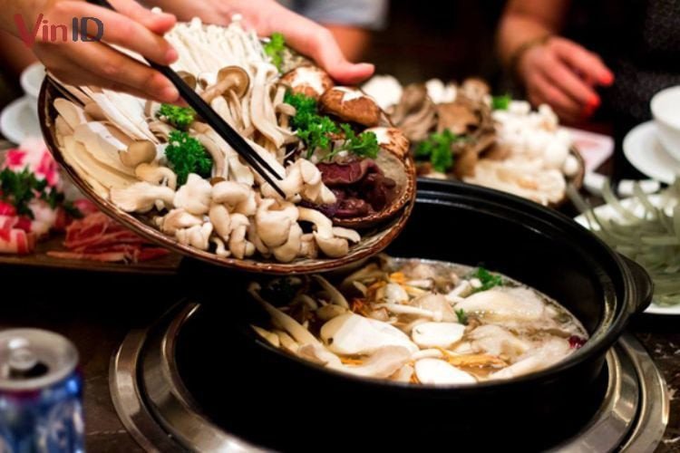Nồi lẩu nấm thập cẩm gà và xương heo cực dễ làm tại nhà