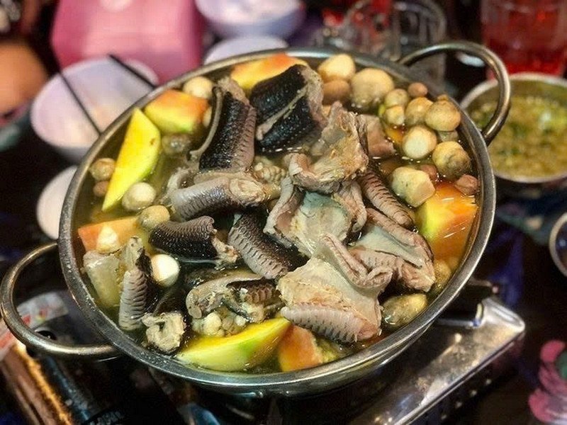 Nồi lẩu rắn gà thuốc Bắc đậm đà
