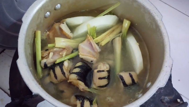 Nồi lẩu rắn hầm sả đang sôi trên bếp