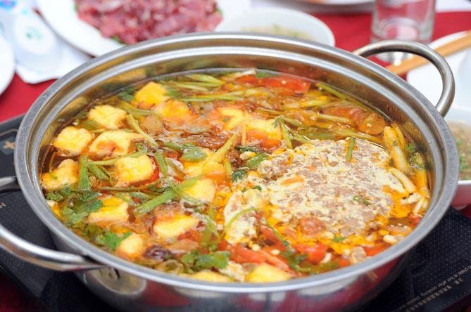 Nồi lẩu riêu cua miền Bắc nóng hổi với bún và rau nhúng tươi ngon