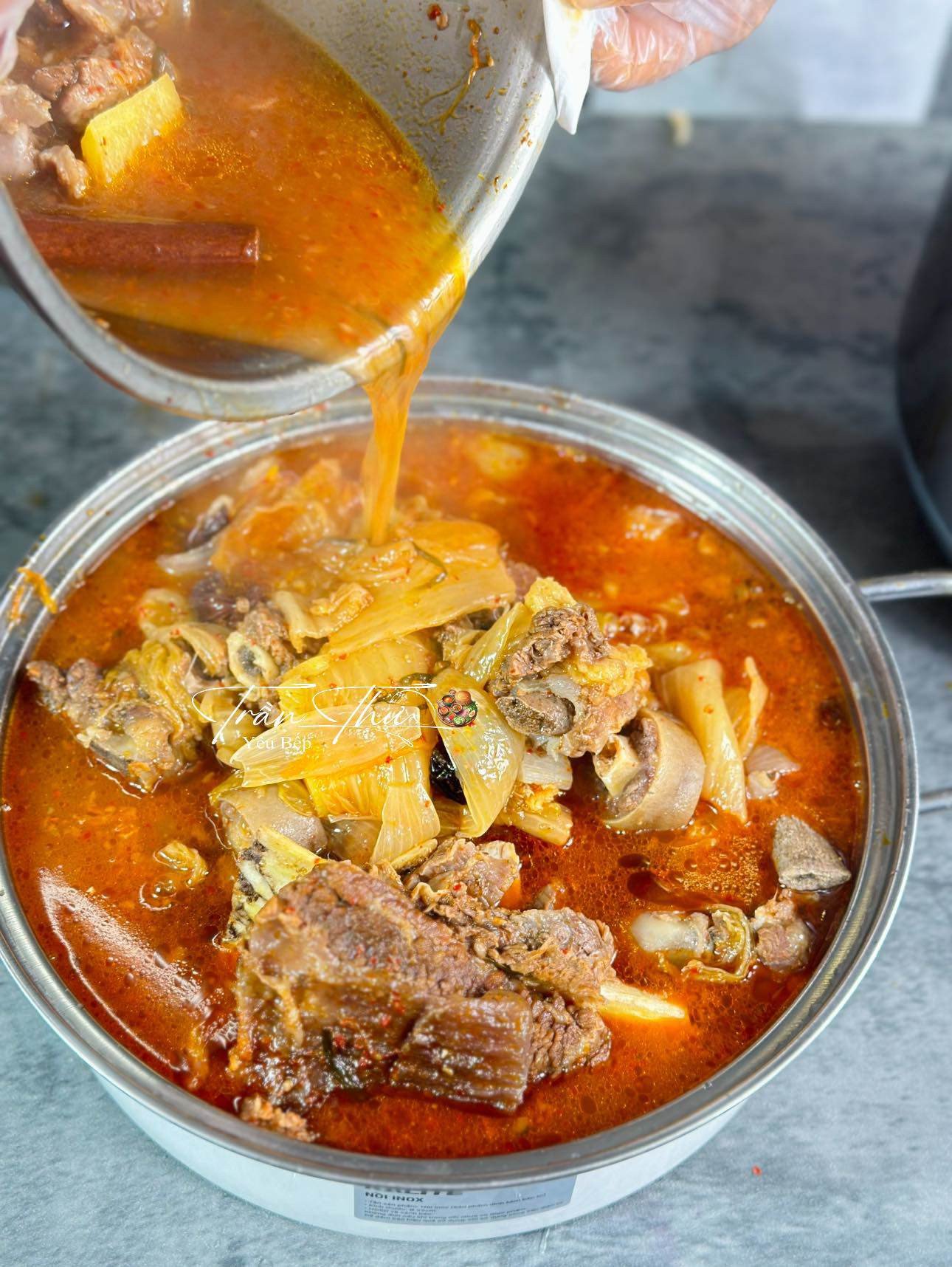 Nồi lẩu sườn bò kim chi đang được hầm với các nguyên liệu