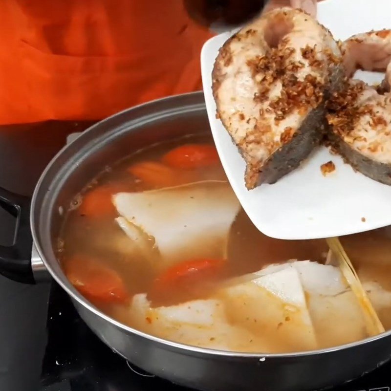 Nồi lẩu thái cá bớp thơm lừng, cá chín tới và rau xanh mướt sẵn sàng thưởng thức
