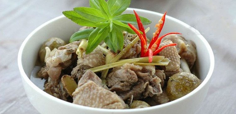 Nồi lẩu vịt om sấu nóng hổi với thịt vịt mềm và vị sấu chua thanh