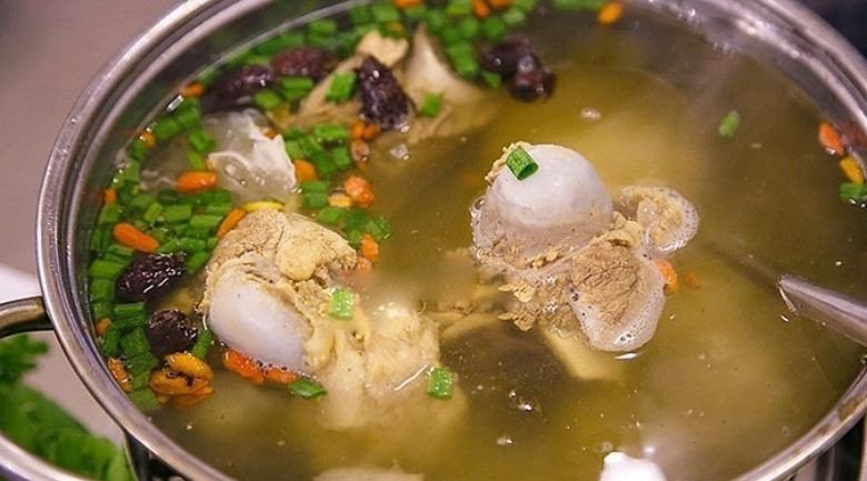 Nồi lẩu xương heo nóng hổi, thơm ngon cùng các loại rau