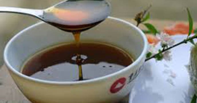 Nồi mật mía đang được đun sánh để chấm bánh gio