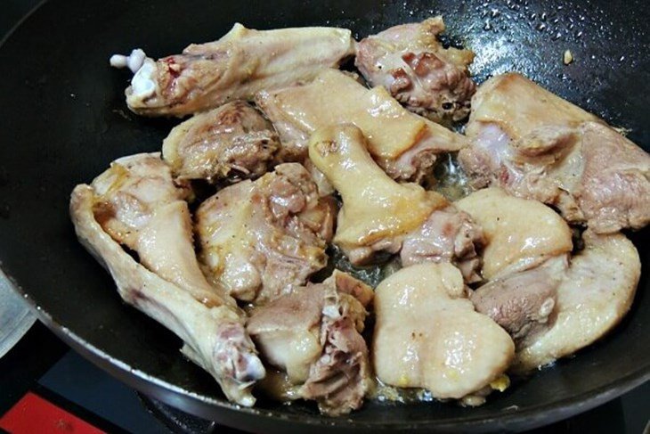 Nồi ngan om sấu khoai sọ đang sôi trên bếp