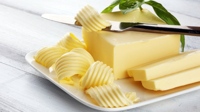 Nồi nhỏ chứa sốt bơ đang nấu, biểu tượng cho vai trò dinh dưỡng của bơ trong ẩm thực.