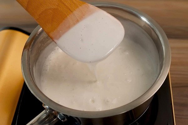 Nồi nước cốt dừa đang được nấu sánh mịn, dậy mùi thơm