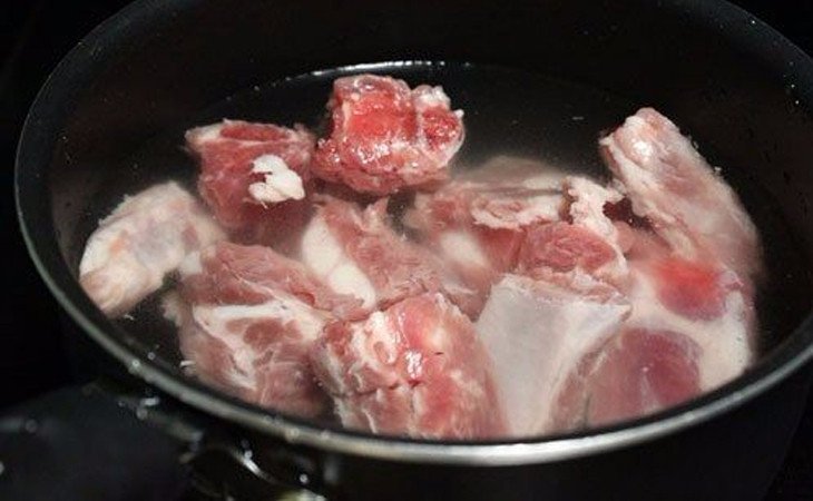 Nồi nước dùng bánh canh hẹ đang ninh xương và cá thu