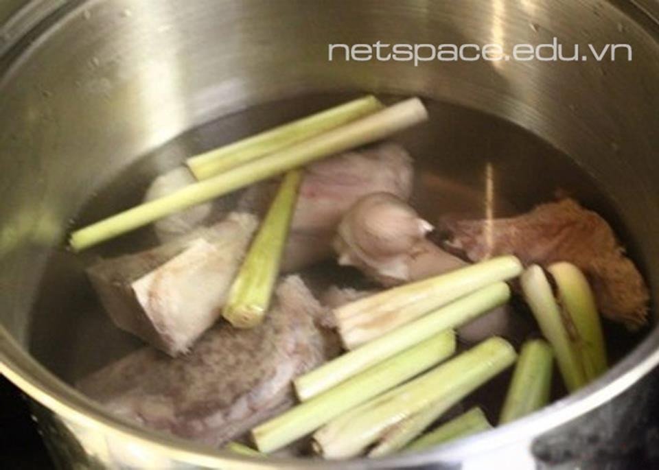 Nồi nước dùng bún bò Huế đậm đà đang sôi nhẹ