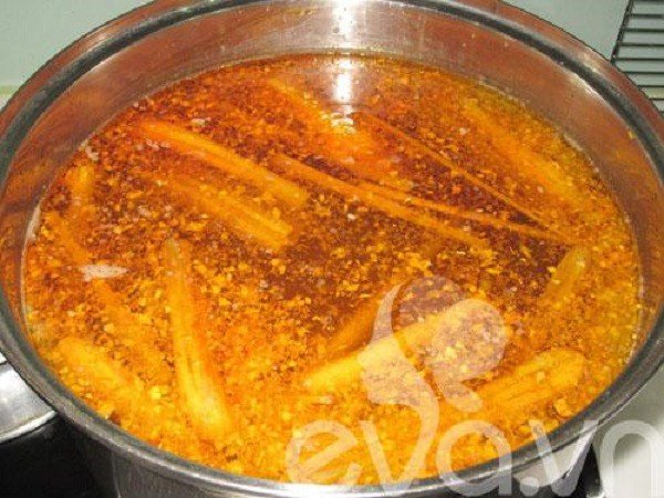 Nồi nước dùng bún bò Huế màu đỏ cam sánh mịn, hấp dẫn chuẩn vị