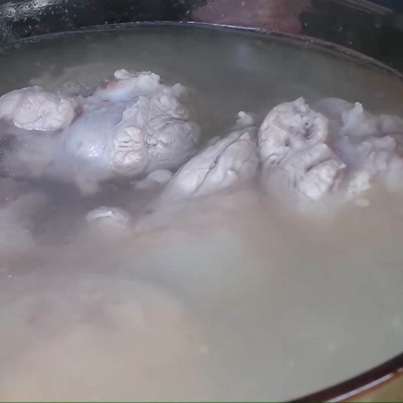 Cách Nấu Bún Cá Lóc Đơn Giản, Thơm Ngon Chuẩn Vị Miền Tây Nồi nước dùng bún cá lóc đang hầm xương và gia vị