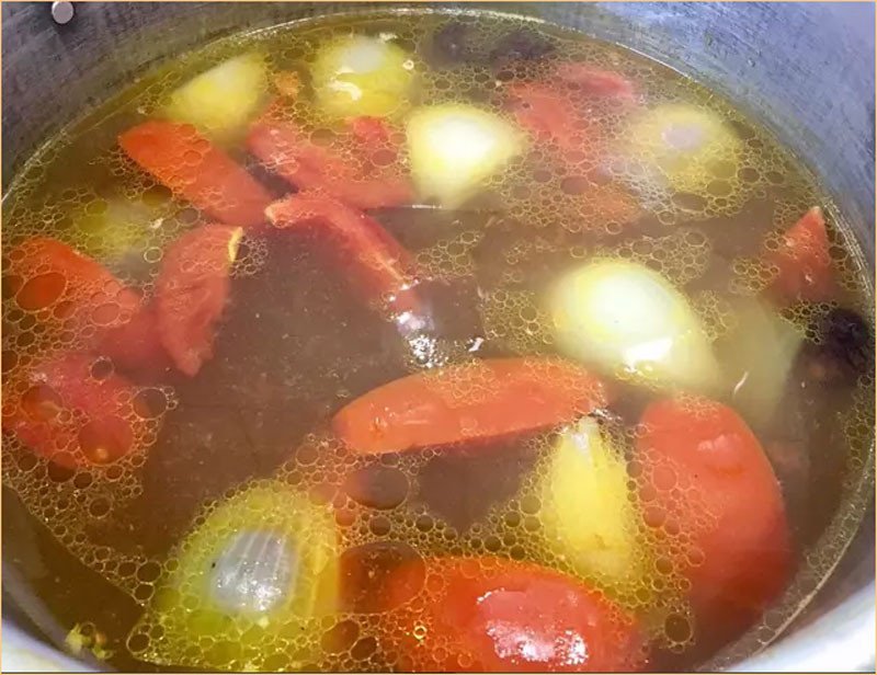 Nồi nước dùng bún mọc cà chua với cà chua đỏ tươi