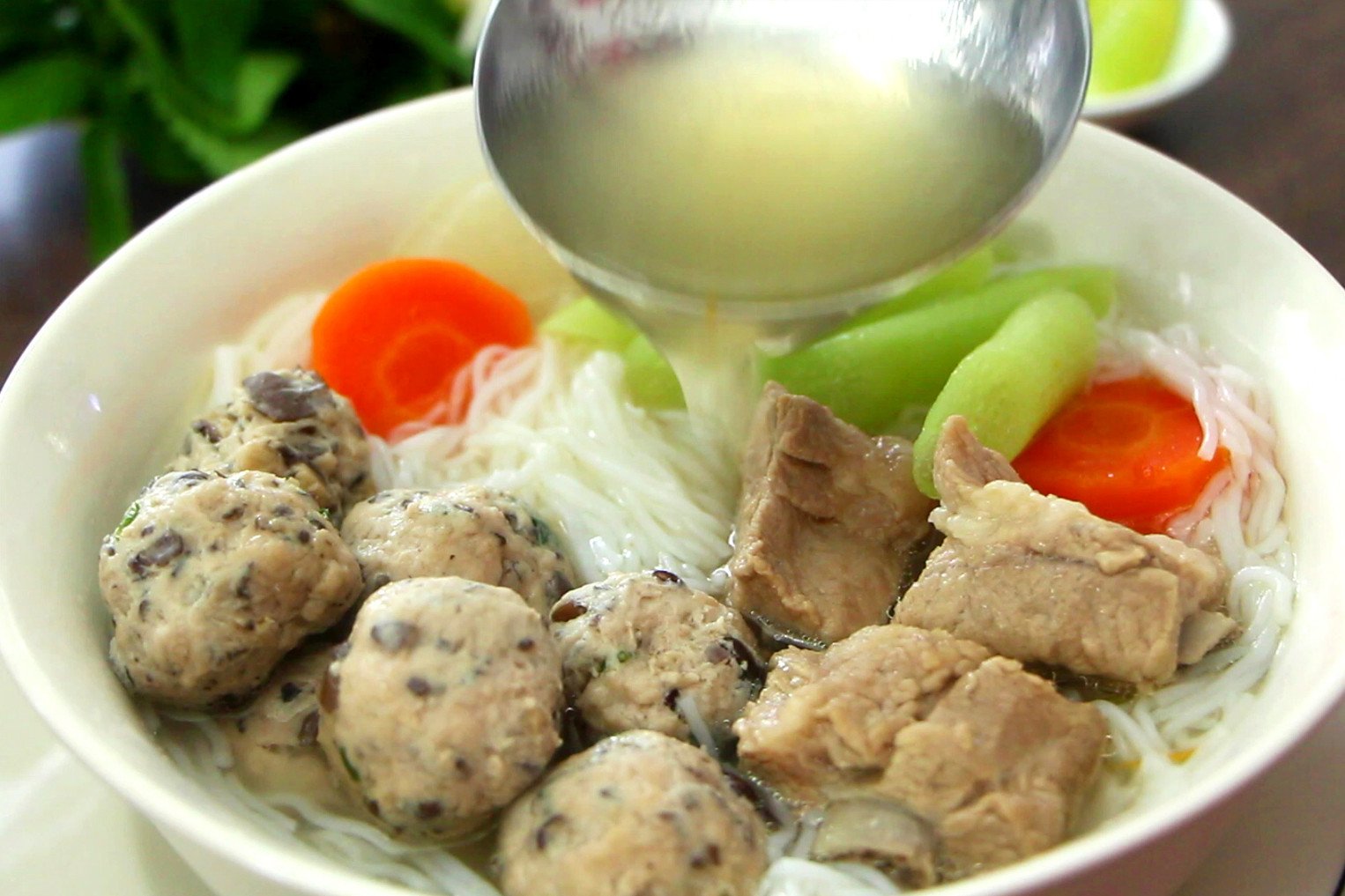 Nồi nước dùng bún sườn chua dứa đang sôi, tỏa hương thơm đặc trưng.