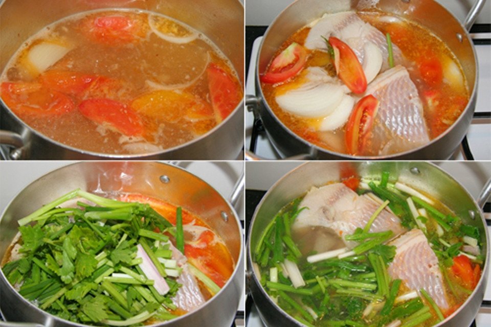 Nồi nước dùng đang sôi với cà chua và dứa, bước quan trọng trong cách nấu canh ngót cà chua thơm ngon