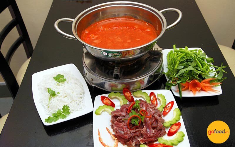 Nồi nước dùng lẩu bò nhúng ớt sánh mịn, đậm đà gia vị