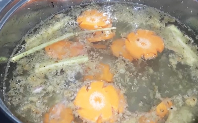 Nồi nước dùng lẩu ngọt đang sôi sùng sục, tỏa hương thơm