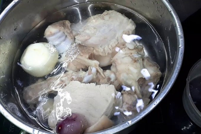 Nồi nước dùng xương đang hầm để nấu lẩu hải sản