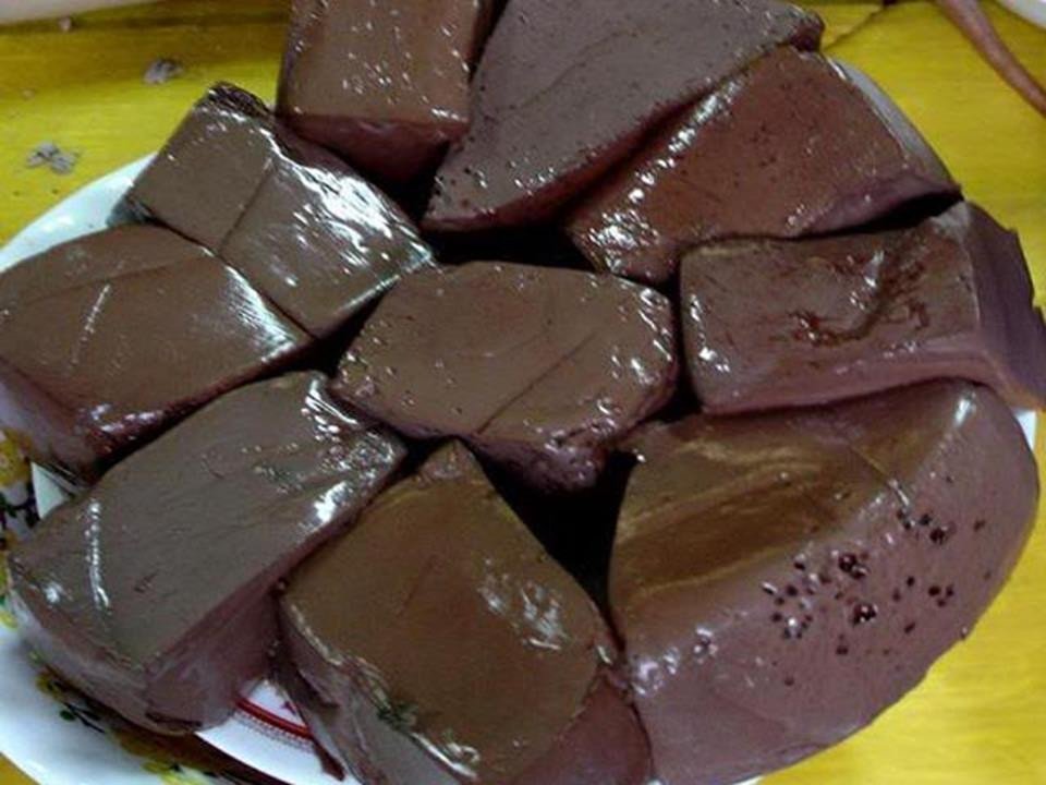 Nồi nước dùng xương heo đang ninh cho món cháo lòng