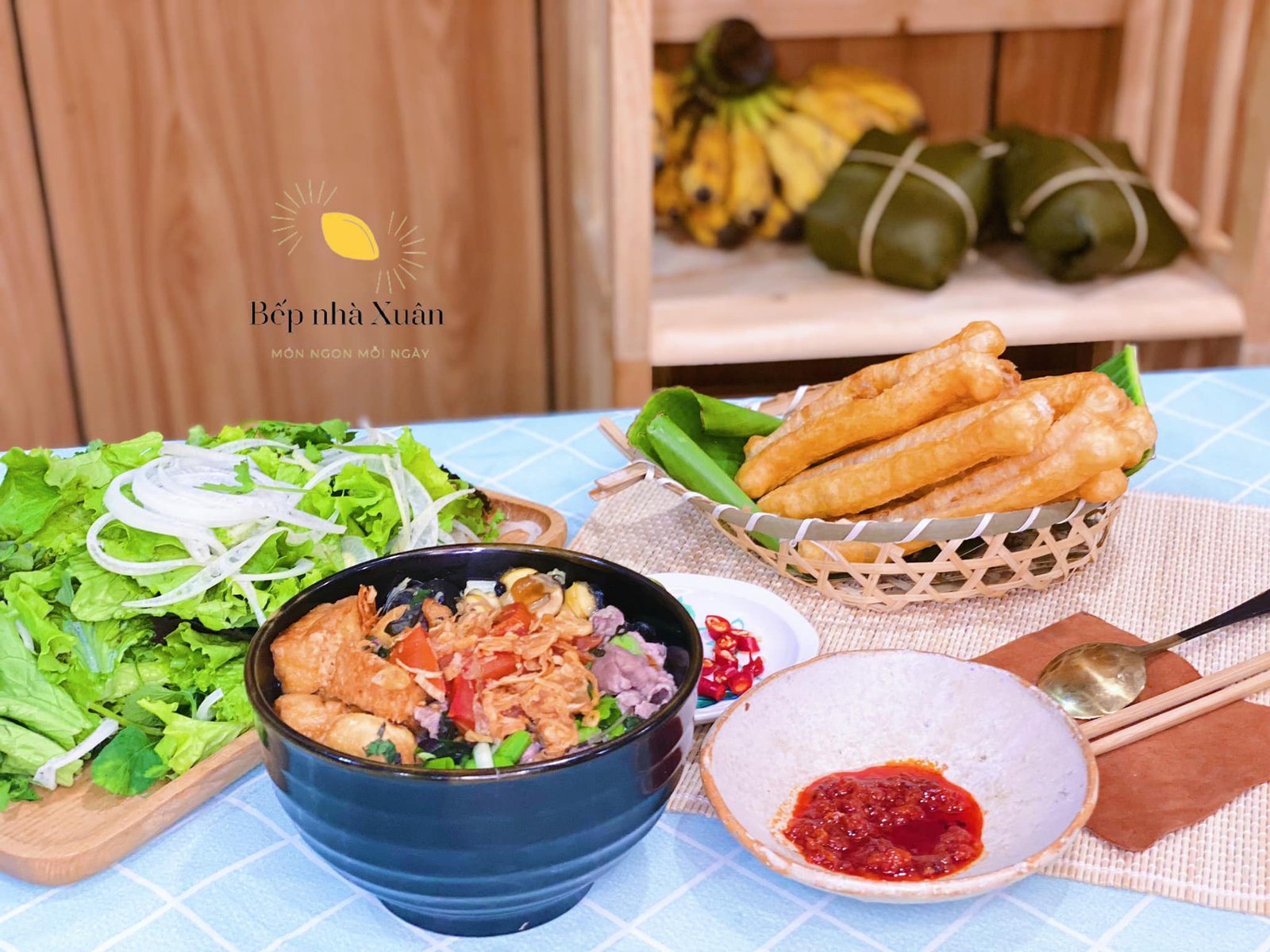 nồi nước dùng xương heo đang ninh kỹ, sôi nhẹ, chuẩn bị cho món bún ốc