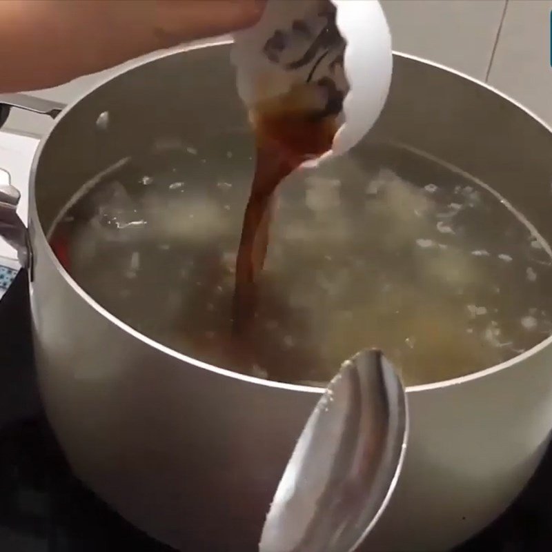 Nồi nước dùng xương heo đang sôi liu riu cho món bánh canh bột gạo thơm ngon