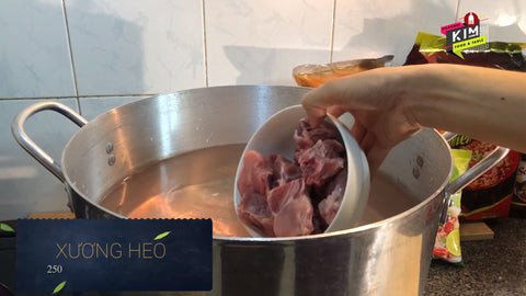 Nồi nước dùng xương ninh cùng củ cải trắng và sả, chuẩn bị cho món mì cay Hàn Quốc