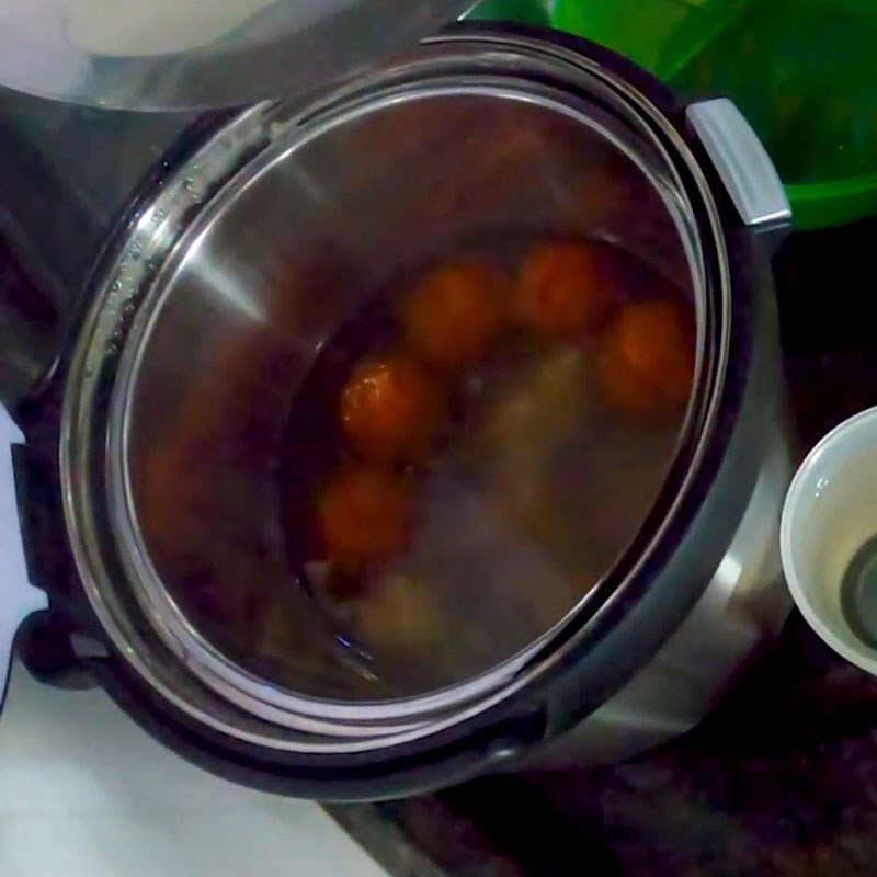 Nồi nước dùng xương và cà chua đang được ninh để tạo vị ngọt cho bún riêu
