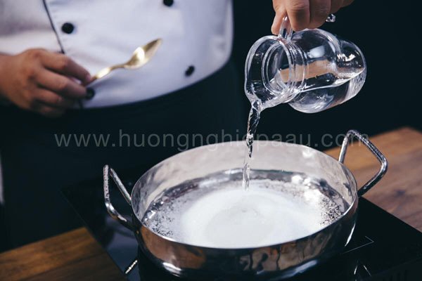 nồi nước đường đang được nấu theo tỷ lệ chuẩn cho pha chế
