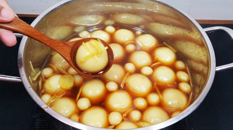 Nồi nước đường gừng đang sôi, chuẩn bị chan cho món chè xôi nước