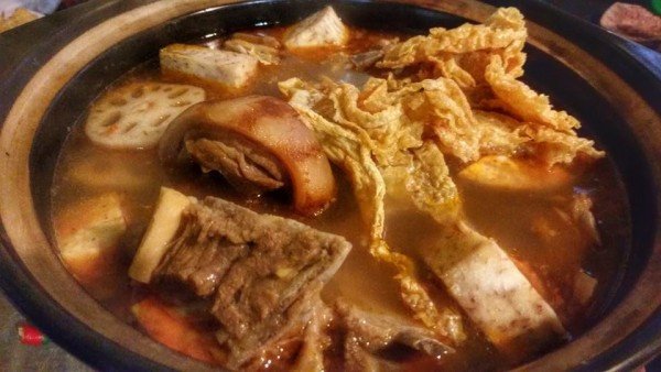 Nồi nước hầm lẩu dê thuốc bắc đang sôi nhẹ trên bếp