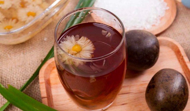 Nồi nước la hán quả đang sôi cùng lá dứa, mang lại hương vị thơm mát
