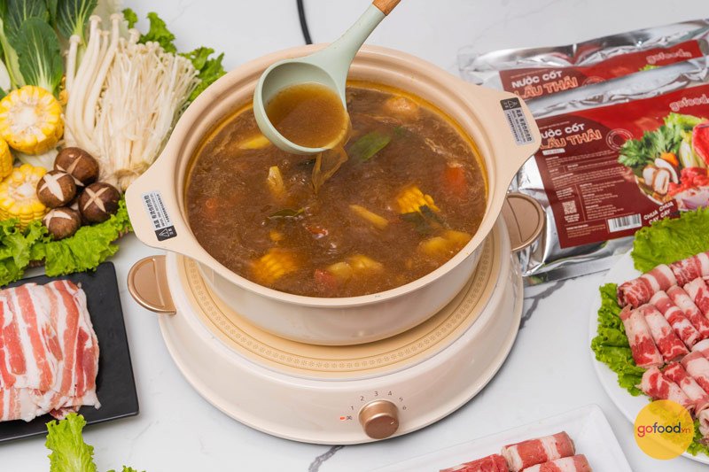 Nồi nước lẩu bò nhúng sôi sùng sục, thơm lừng với màu sắc hấp dẫn