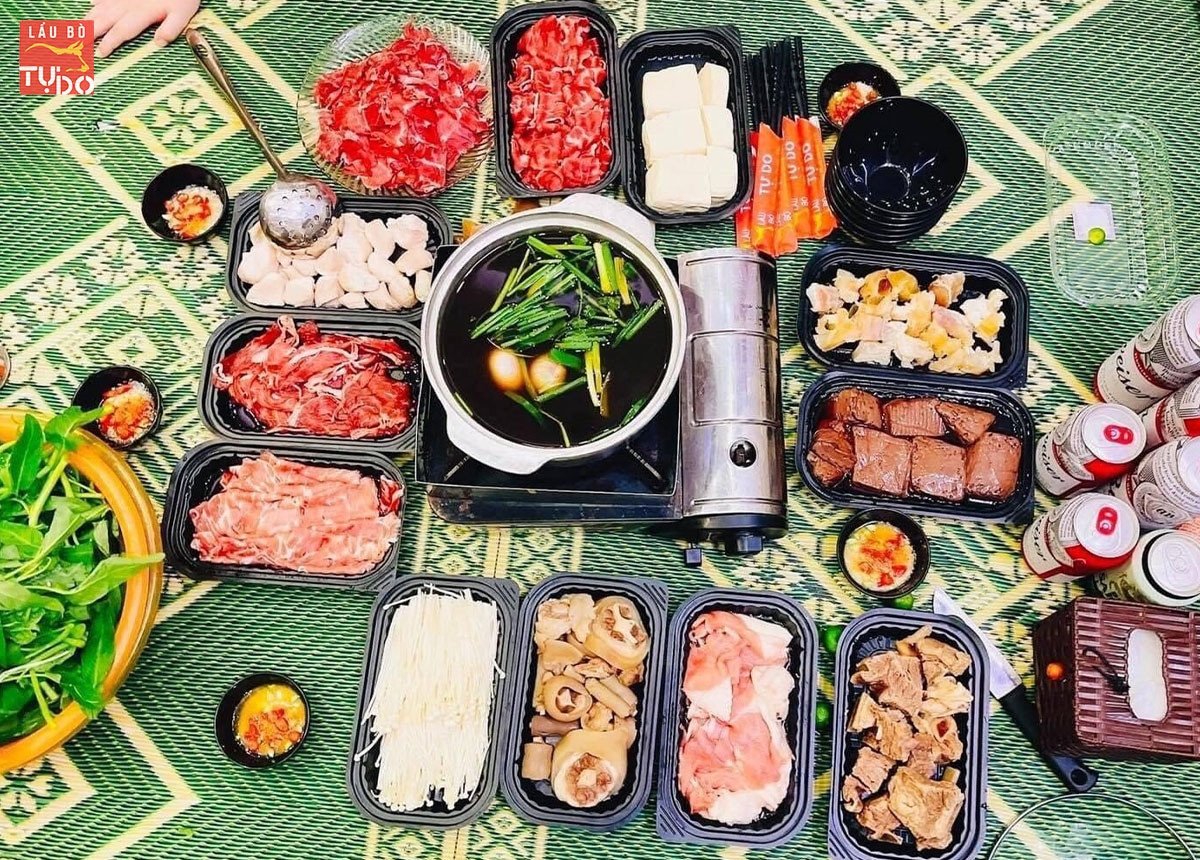 Nồi nước lẩu bò thập cẩm đang sôi sùng sục