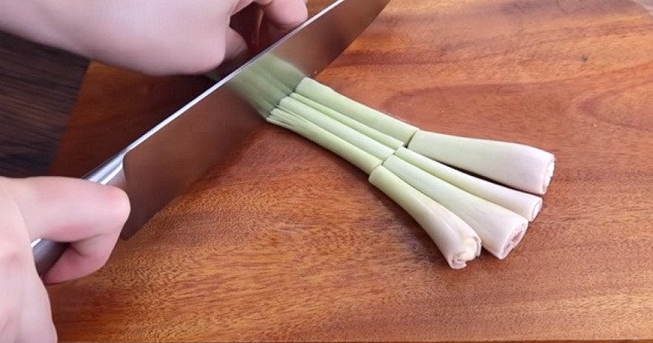 Nồi nước lẩu cá diêu hồng đang sôi