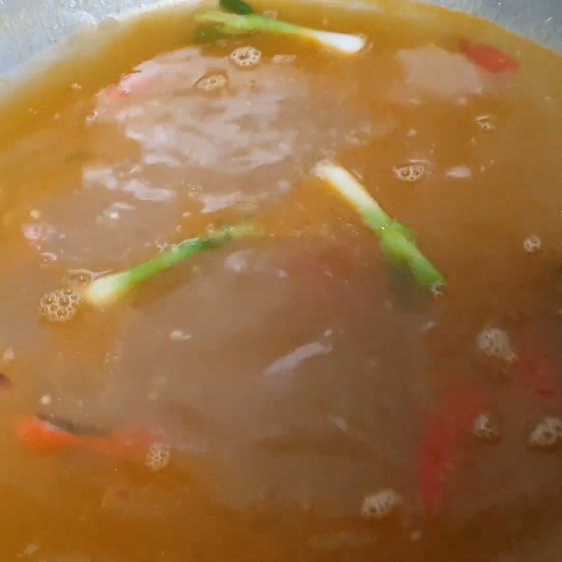 Nồi nước lẩu mực đang sôi, dậy mùi thơm hấp dẫn của các loại gia vị