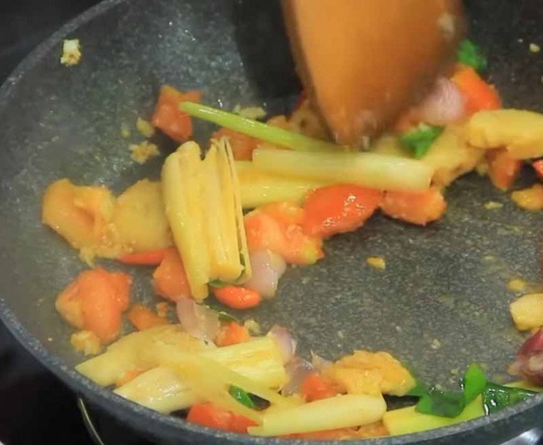 Nồi nước lẩu Thái đang được hầm cùng xương và các loại gia vị