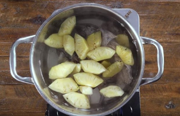 Nồi nước lèo bún chả cá đang ninh xương cá, hành tím và thơm để tạo vị ngọt tự nhiên