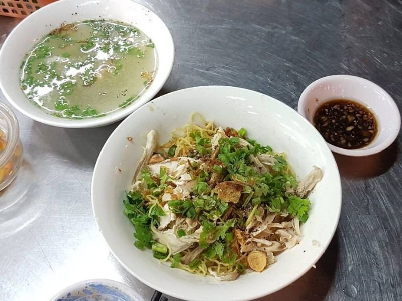 Nồi nước lèo hủ tiếu người Hoa đang sôi nghi ngút