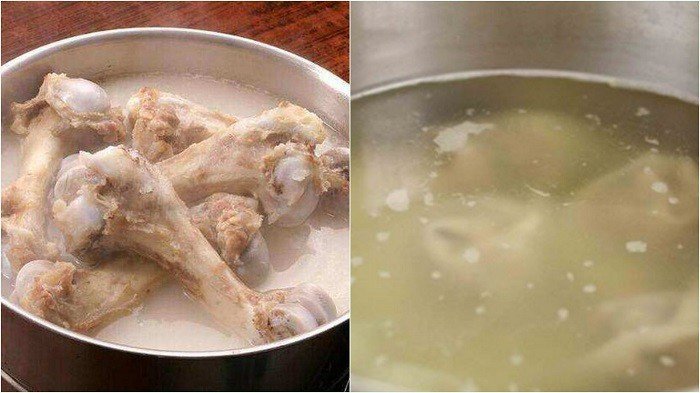 Nồi nước xương hầm đang sôi để lấy nước pha bột bánh giò